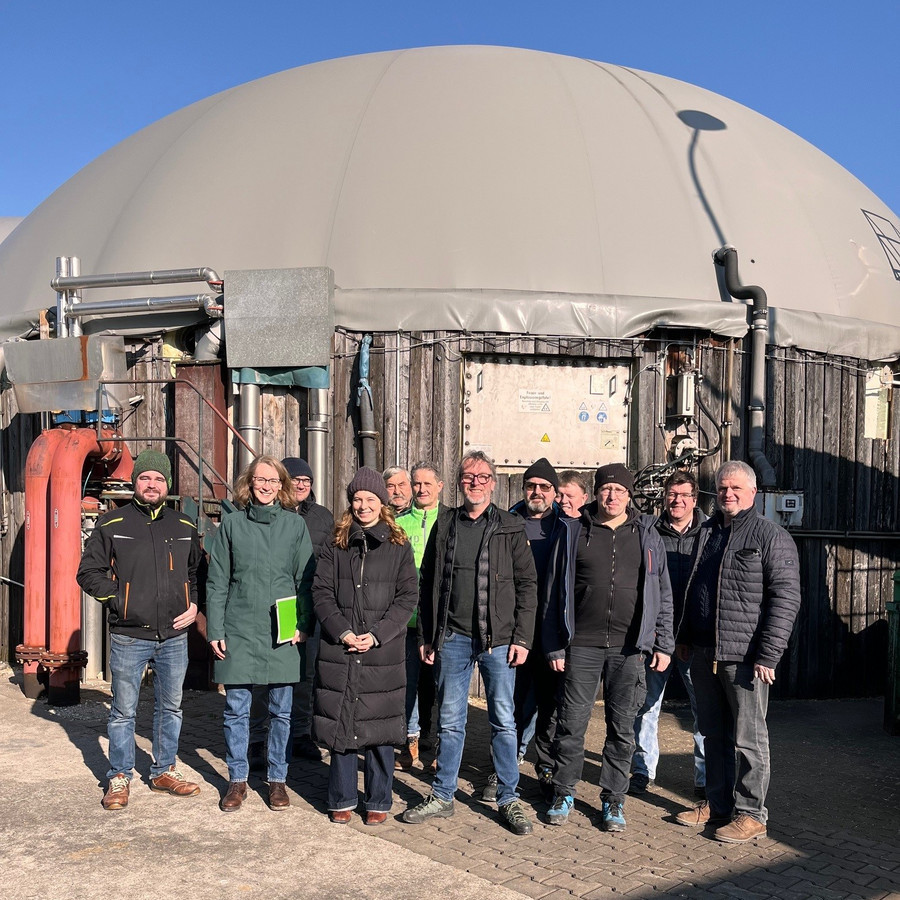 Gruppenfoto Personen vor Biogasanlage