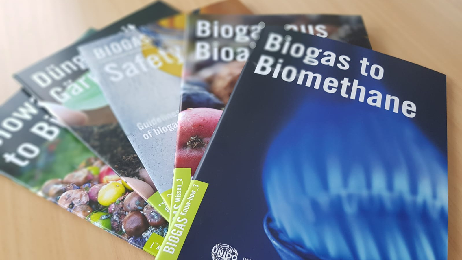 Ausgebreitete Biogasbroschüren